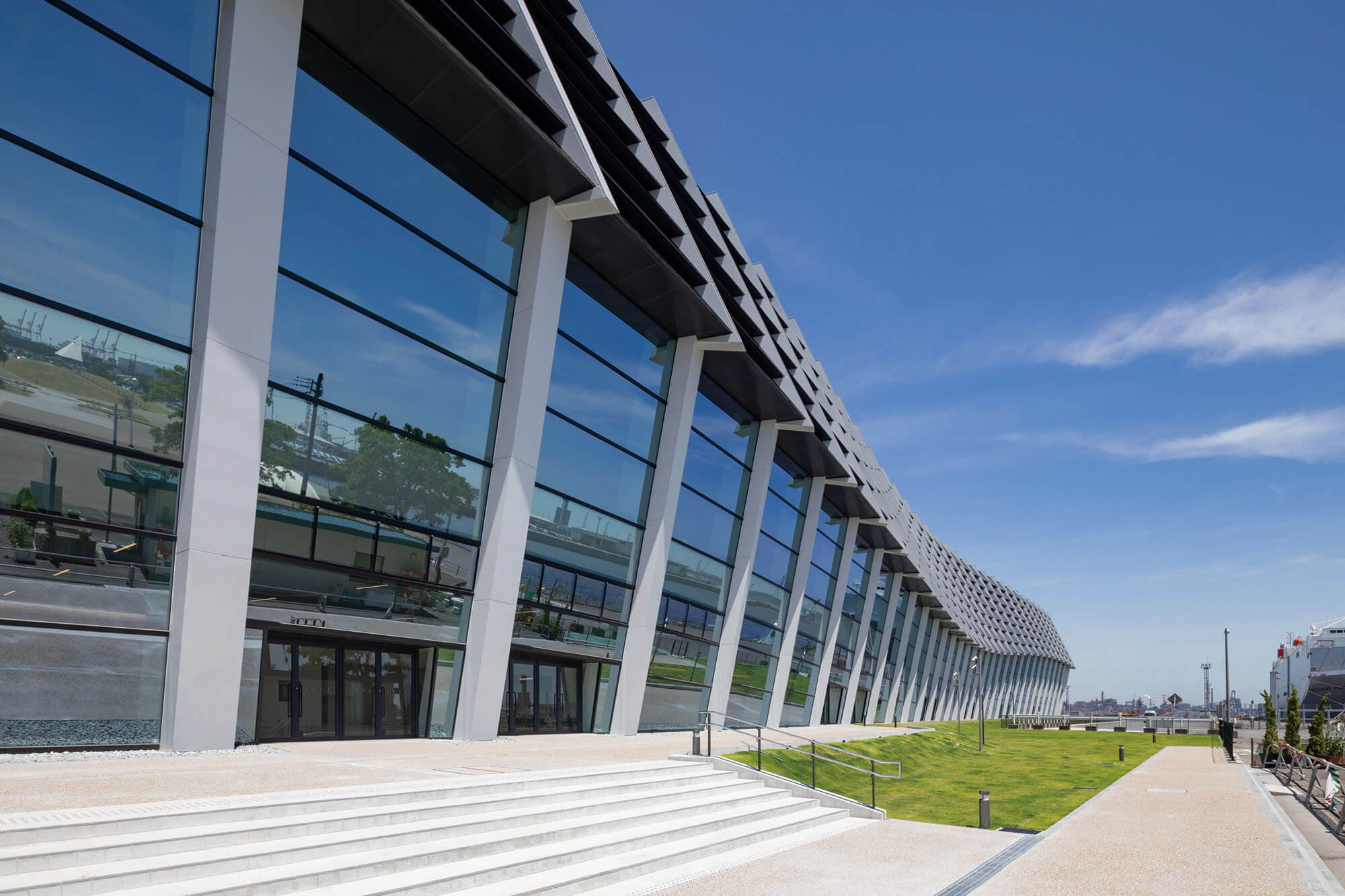 Exterior photo of the algorithmic concourse facade of Nagoya Port Messe Exhibition Hall by Takenaka Corporation Photo by SS Co.,Ltd., Mitsunori Aiba